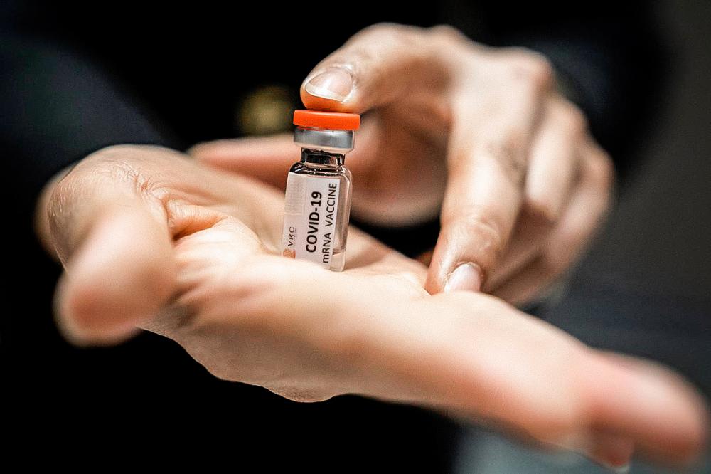 Vacina de Oxford é segura para idosos e gera resposta imune, diz estudo