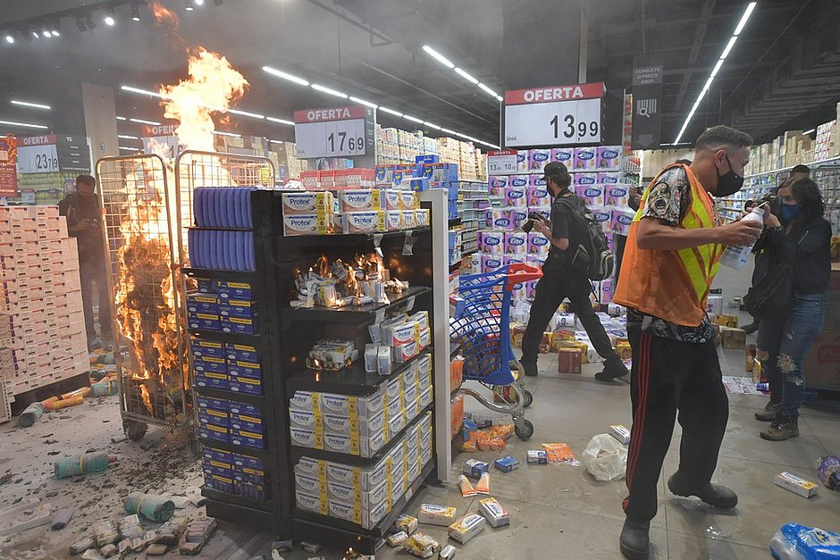 Morte de homem negro em mercado gera protestos por todo Brasil