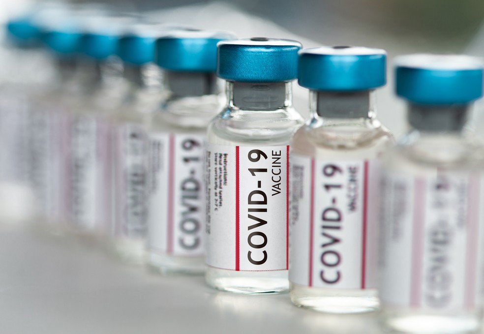 Vacina de Oxford contra covid-19 tem eficácia média de 70%