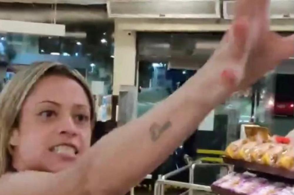 Mulher agride jovem em ataque homofóbico em padaria de São Paulo