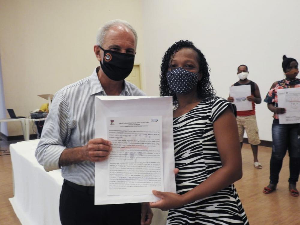 Prefeitura entrega 232 escrituras na sede de Mata de São João