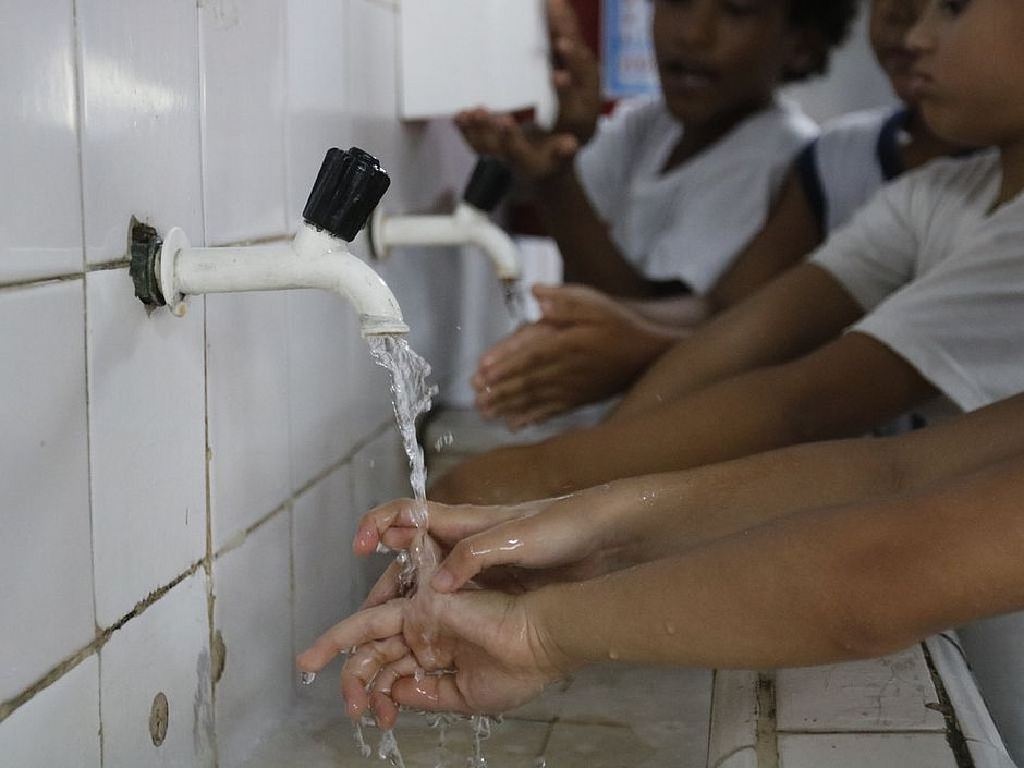 Escolas defendem retorno presencial em fevereiro