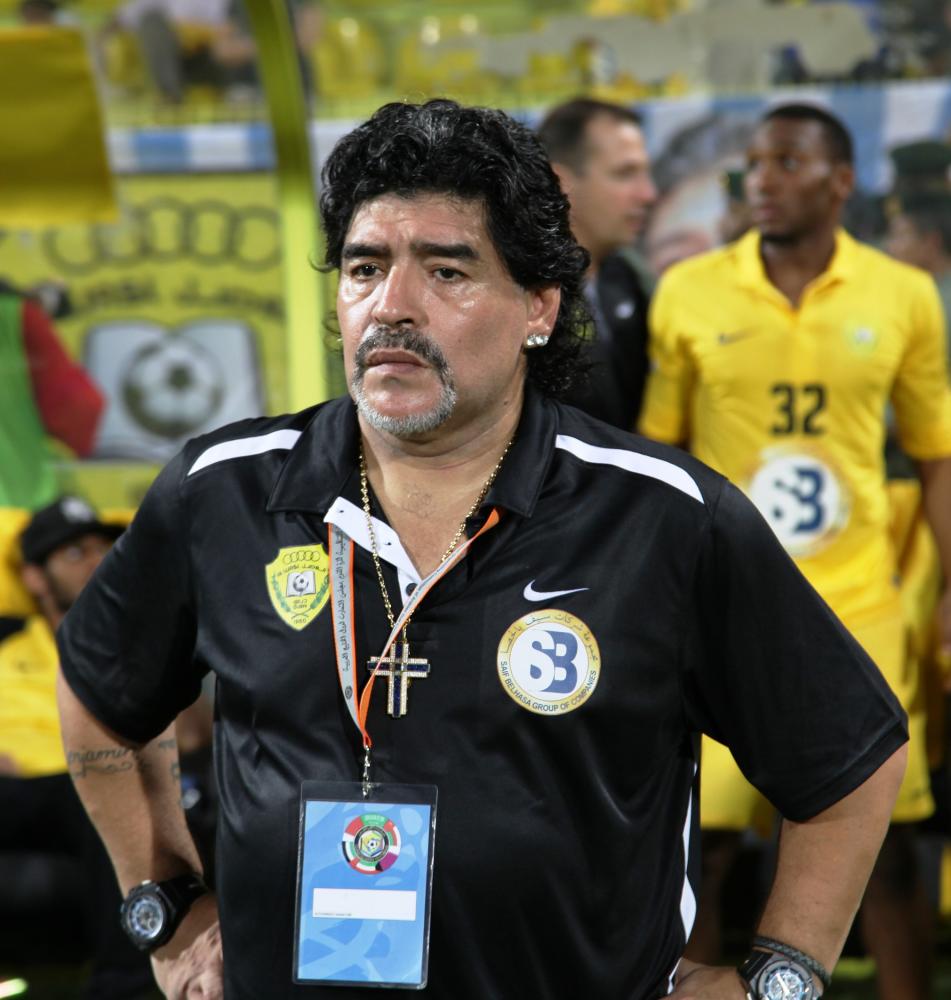 Maradona morre aos 60 anos após sofrer parada cardiorrespiratória em casa