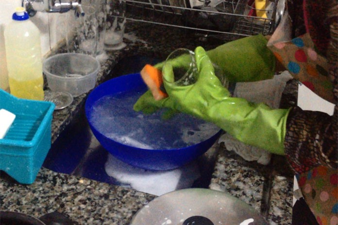 Moradores do Amado Bahia reclamam de água escura e com espuma