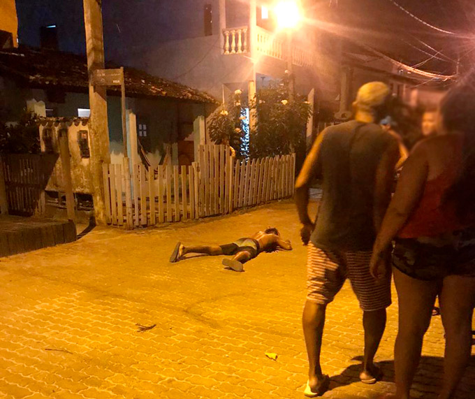 Jovem acusado de envolvimento com o tráfico drogas é morto na Praia do Forte 