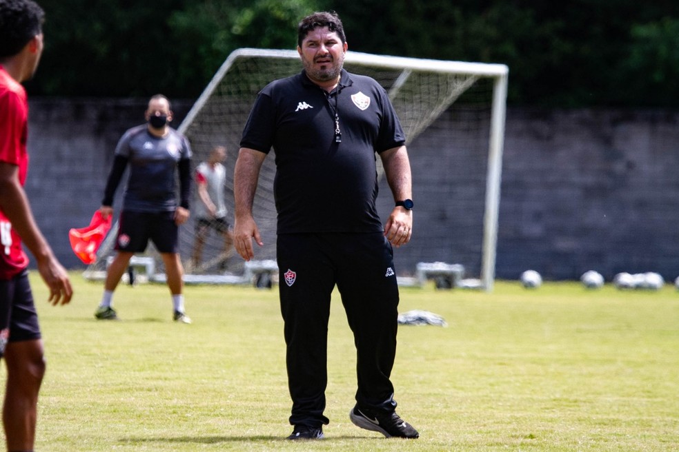 Treinador do Vitória deixa o clube e acerta com o Botafogo