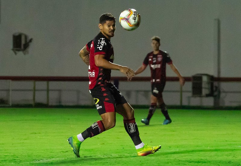 Vitória joga bem e vence de virada o CRB no Barradão