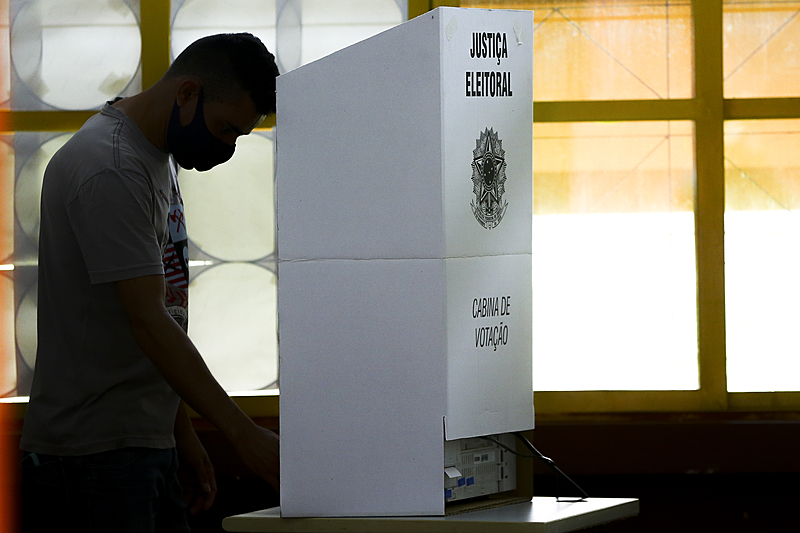 38 milhões de brasileiros vão às urnas neste domingo