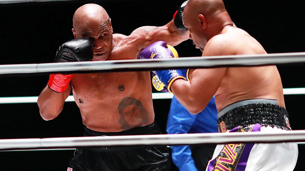 Mike Tyson e Roy Jones Jr. empatam em volta ao ringue