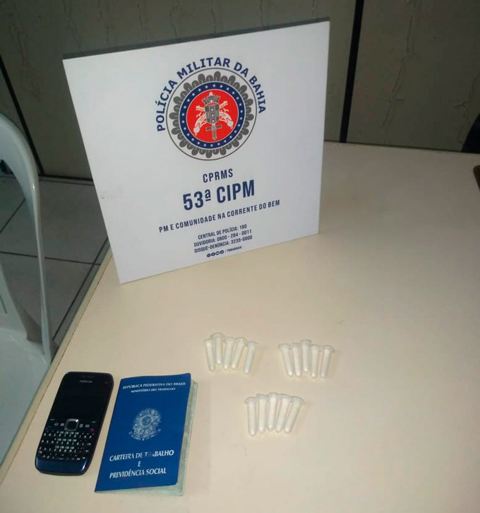 Jovem é conduzido para delegacia após ser encontrado pela PM com pinos de cocaína 