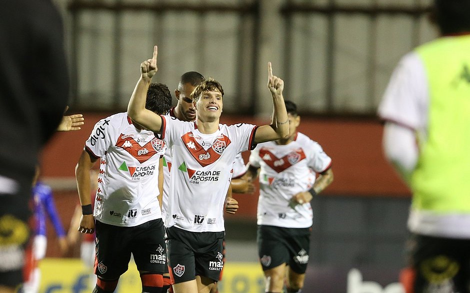 Vitória goleia Paraná por 4x1 e ganha a 1ª fora