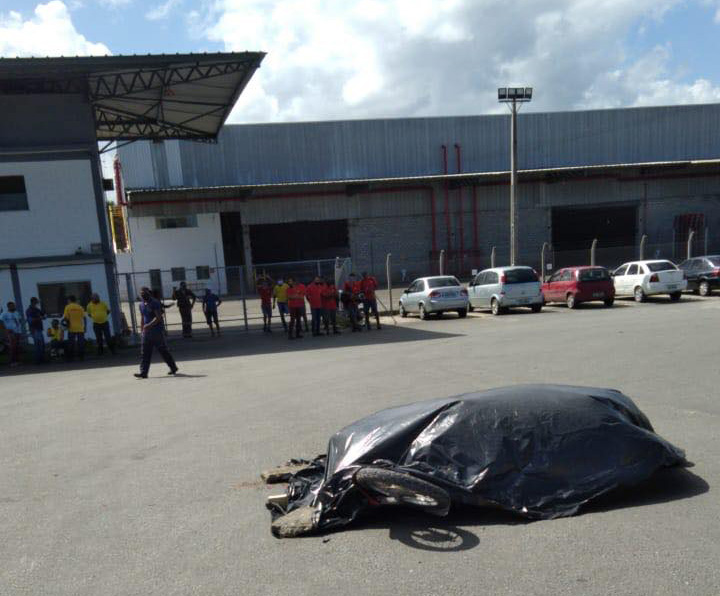 Funcionário morre e mototaxista fica ferido em acidente na frente do galpão do Gbarbosa