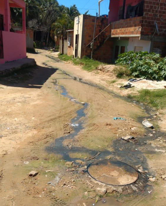 Moradores reclamam de esgoto a céu aberto no litoral matense