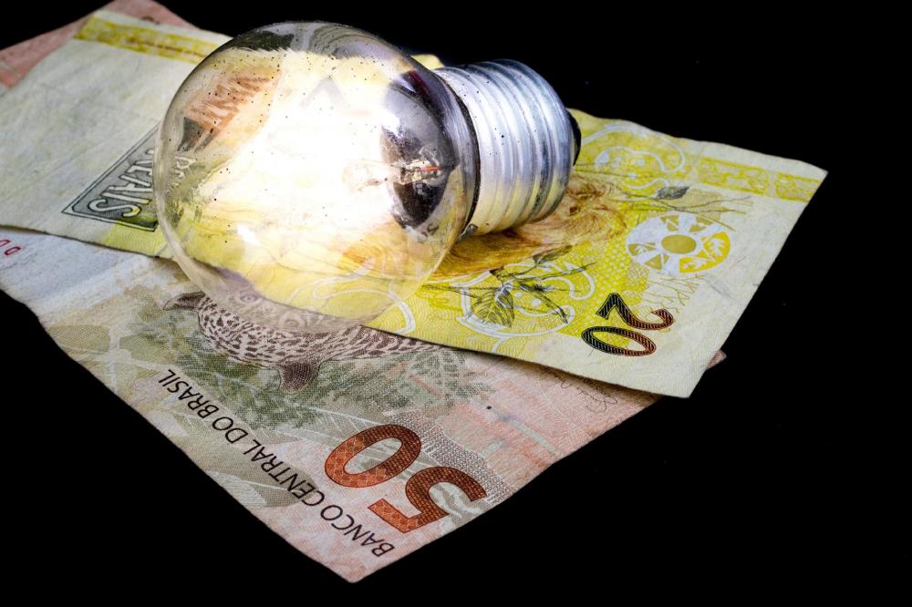 Deputados apresentam projetos para derrubar bandeira vermelha na conta de luz