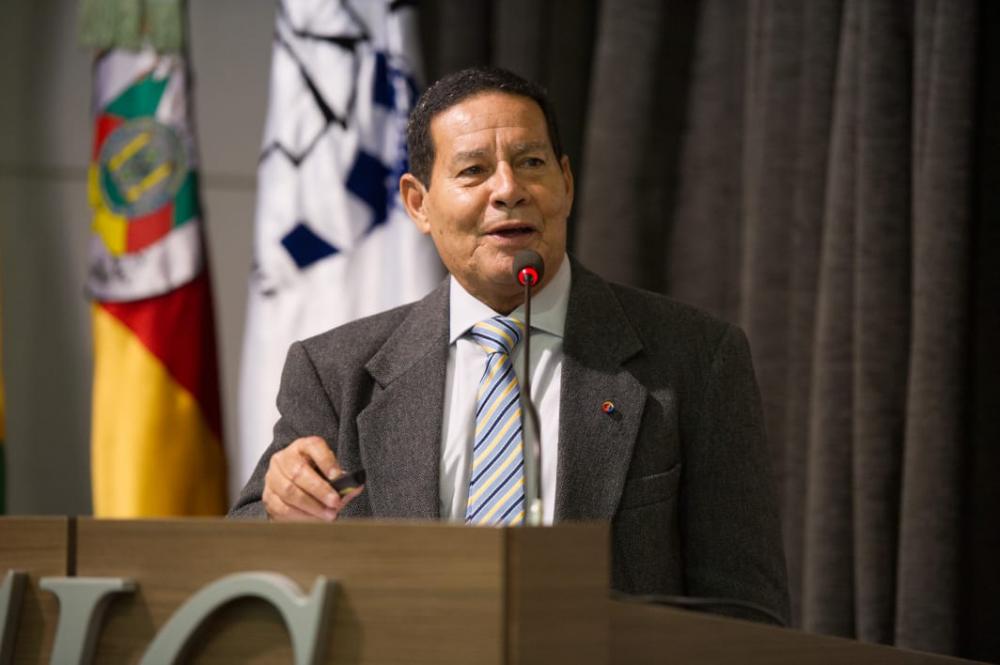 'Eu tomo qualquer vacina, desde que seja certificada pela Anvisa', diz Mourão 