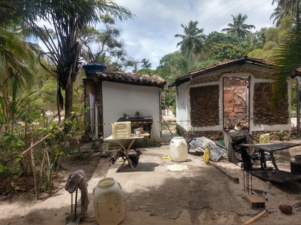 Residência é destruída por incêndio no litoral de Mata de São João