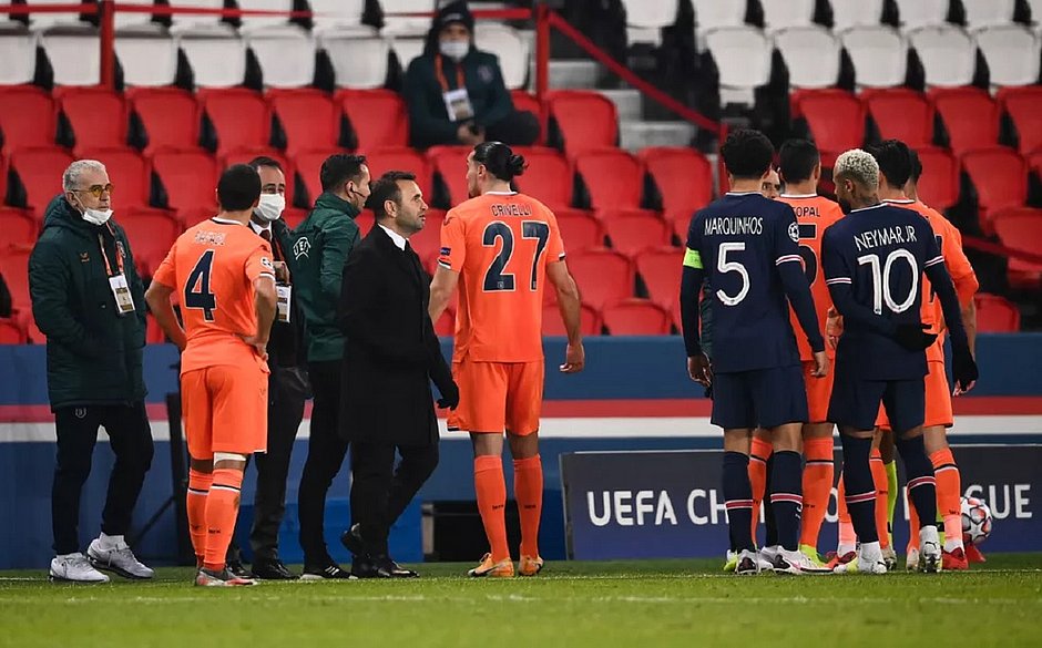 PSG e Istanbul deixam jogo após 4º árbitro ser acusado de racismo