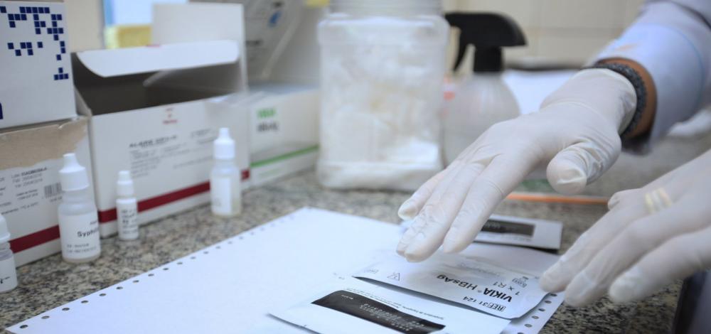 Exames para HIV e hepatite C são suspensos pelo governo