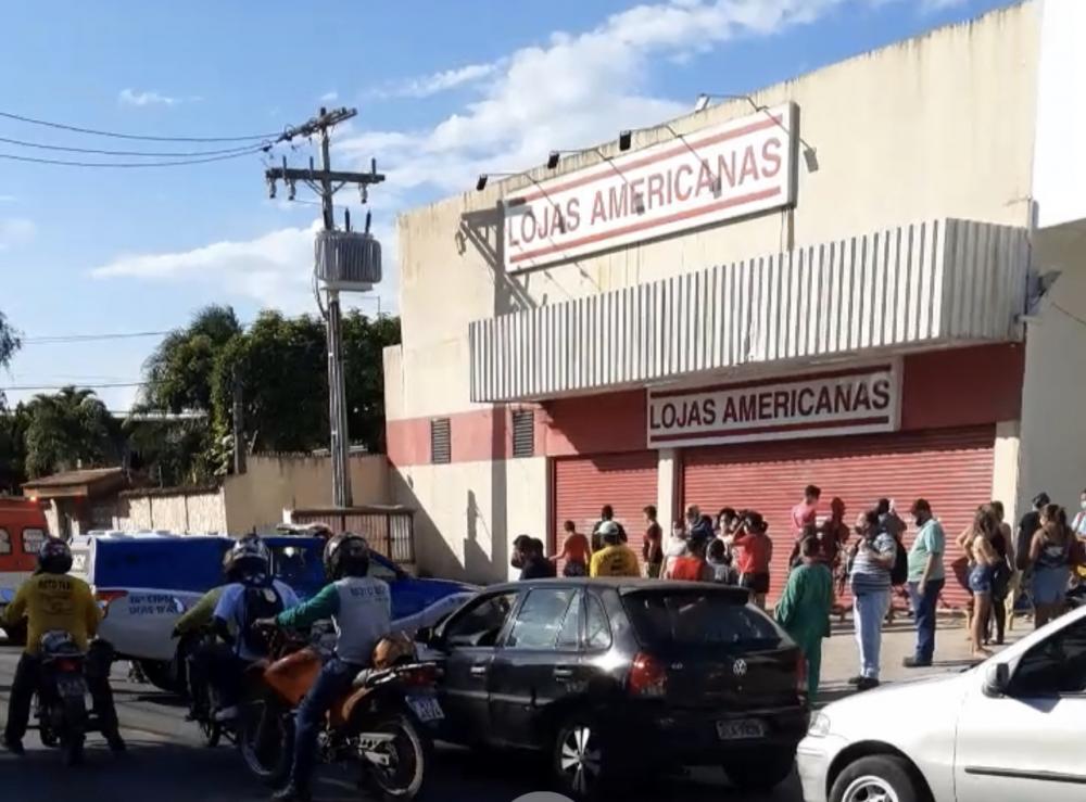 Mulher é baleada na cabeça durante assalto na porta das Lojas Americanas 