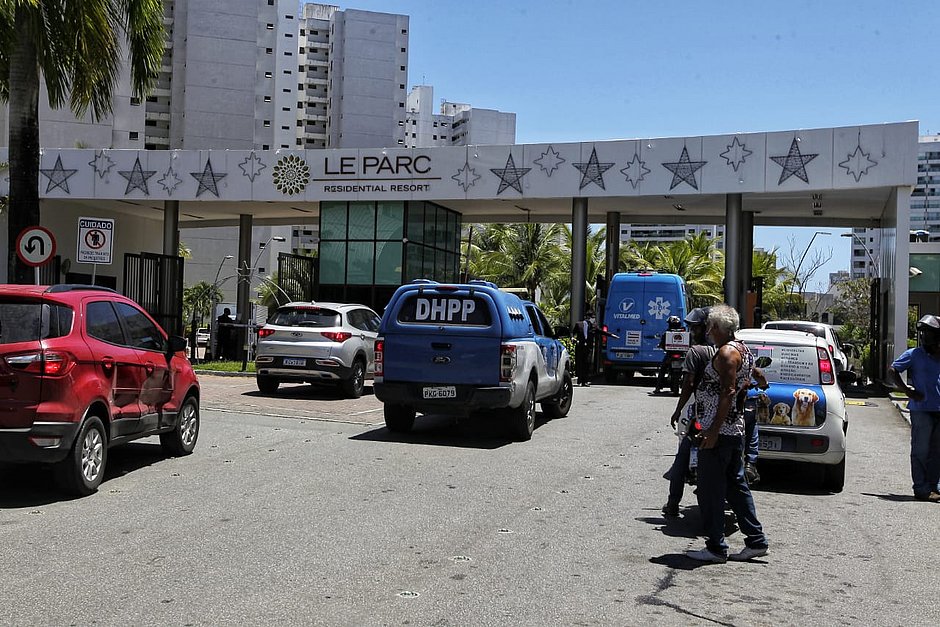 Corpos encontrados em condomínio na Paralela são de prefeito de Conceição da Feira e da mulher