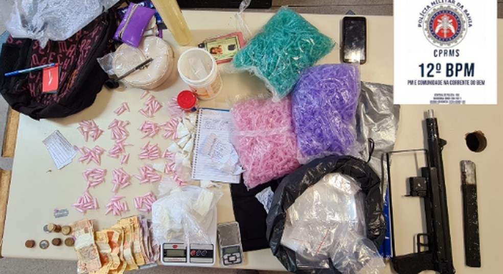 Suspeita de tráfico é presa com cocaína e submetralhadora em Camaçari