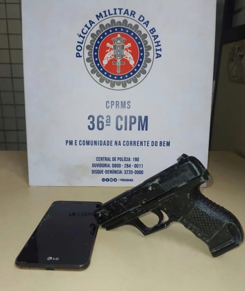 Jovem é preso com simulacro de pistola e celular roubado