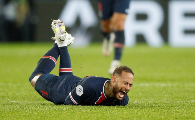 Neymar sofre falta dura de Thiago Mendes e deixa o campo de maca chorando