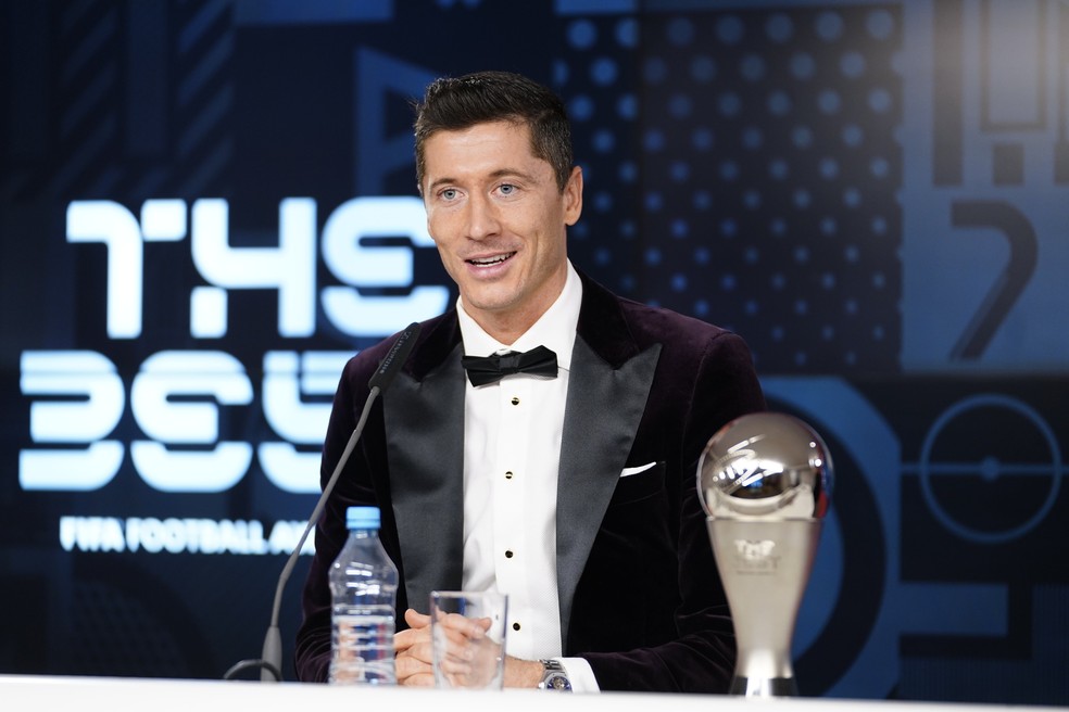 Lewandowski bate Messi e CR7 e é eleito o melhor jogador