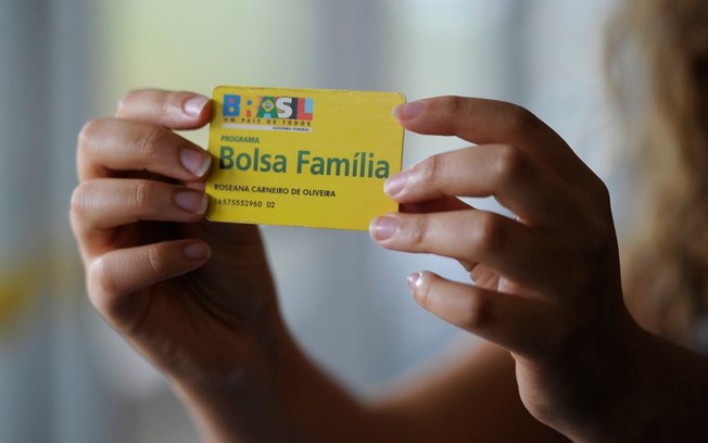Bolsonaro não cumpre promessa de 13º do Bolsa Família e culpa Maia