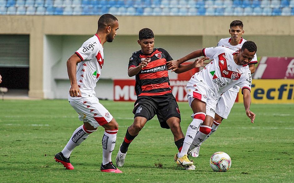 Fora de casa, Vitória joga mal e perde do lanterna da Série B 
