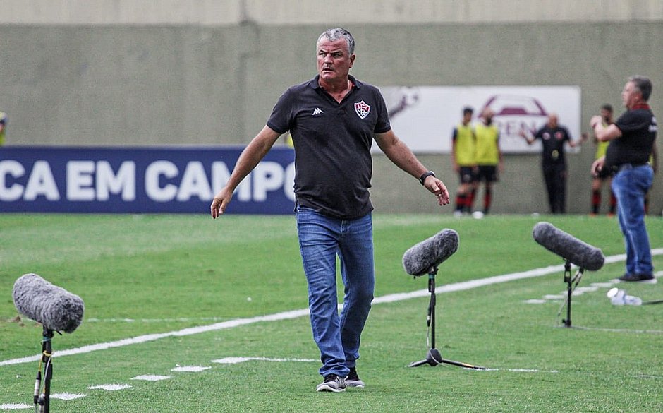 Mazola reclama de 'estado anímico' do Vitória após sofrer 1º gol