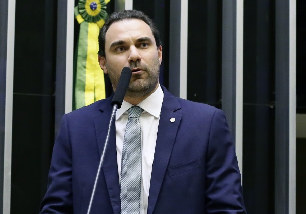 Deputado Adolfo Viana é diagnosticado com Covid-19