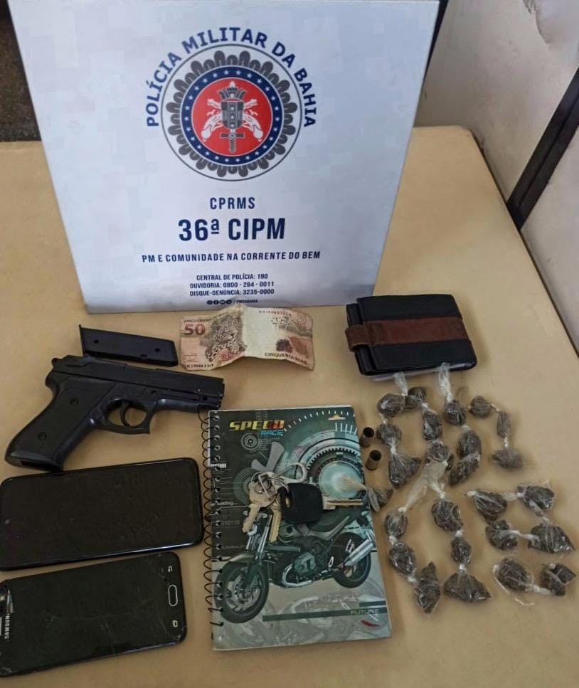 Homens são presos com simulacro de pistola, droga e celular roubado 