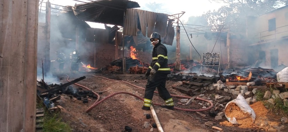 Incêndio atinge fábrica nas margens da BA-093