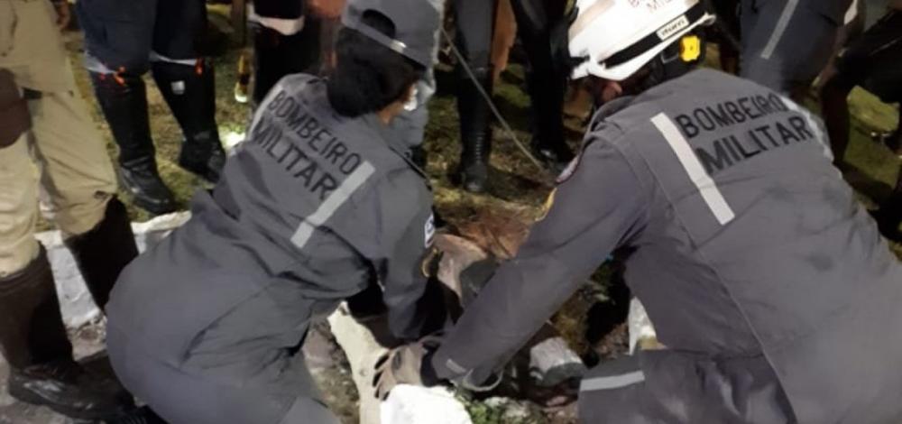 Criança cai e fica presa em bueiro na Vasco da Gama