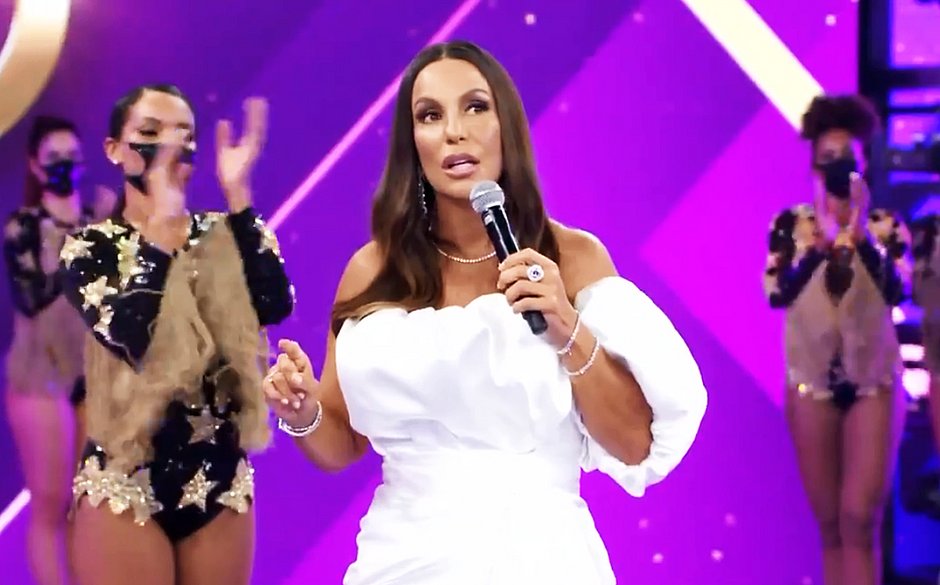 'O Brasil é racista, homofóbico, de feminicídio', desabafa Ivete ao receber prêmio no Faustão