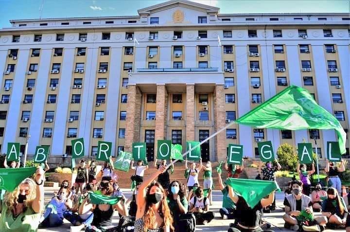 Senado da Argentina aprova legalização do aborto