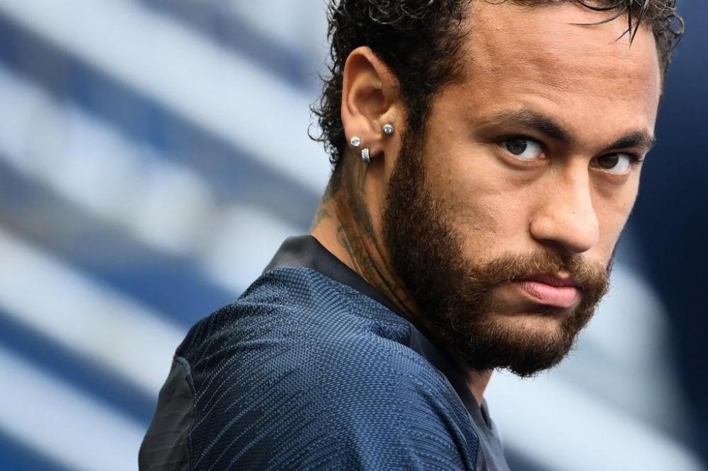 Após repercussão negativa de festa, Neymar vai passar o ano novo em SC