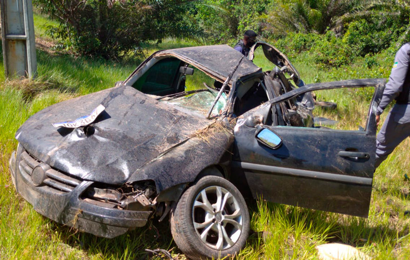 Mototaxista morre após capotar carro na Linha Verde, em Praia do Forte 