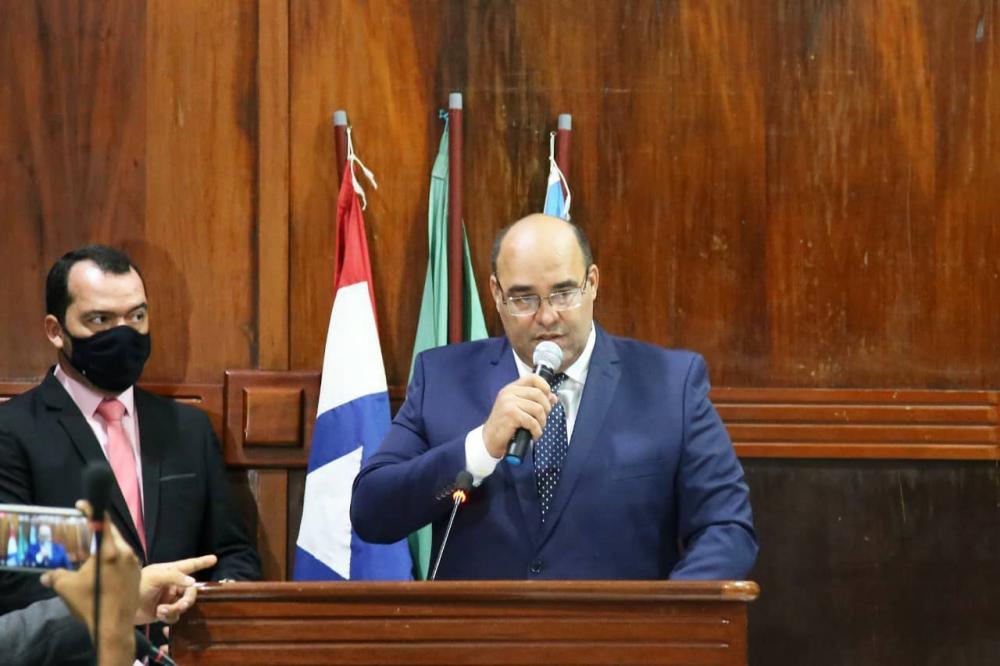 Castro promete gestão ouvindo a população, durante posse 
