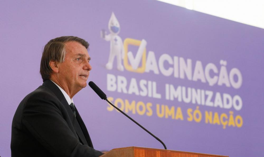 Vacina emergencial certificada pela Anvisa “está a caminho”, diz Bolsonaro