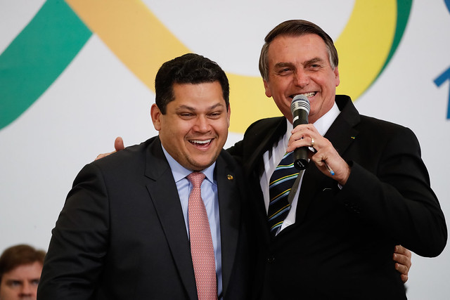 Bolsonaro confirma apoio a candidato de Alcolumbre para presidência do Senado