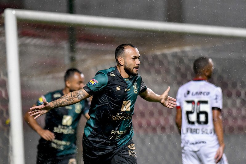 Vitória é goleado pelo América-MG e termina rodada como porteiro do Z-4