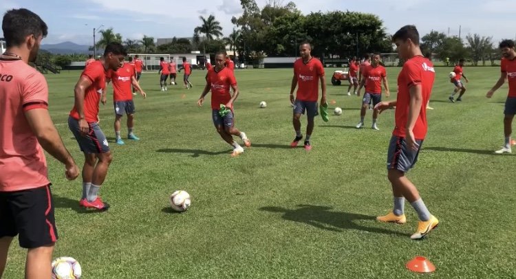 Com presença de Vico, Vitória finaliza preparação para duelo contra o Avaí