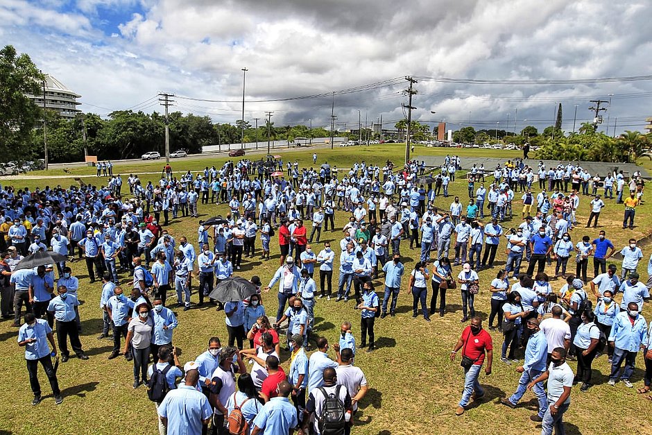 Funcionários da Ford fazem nova manifestação pelo fim da fábrica na Bahia