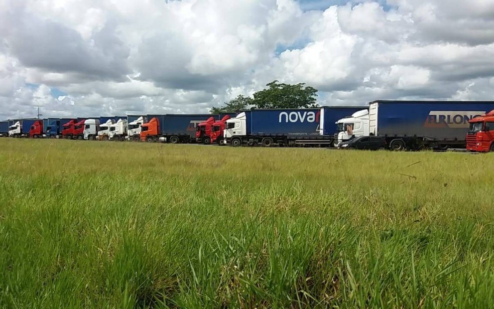 Caminhoneiros relatam estar há dias aguardando para descarregar carretas em fábrica da Ford
