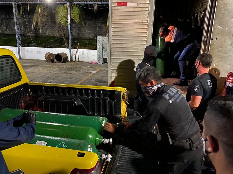 Manaus: polícia encontra 33 cilindros de oxigênio escondidos em caminhão