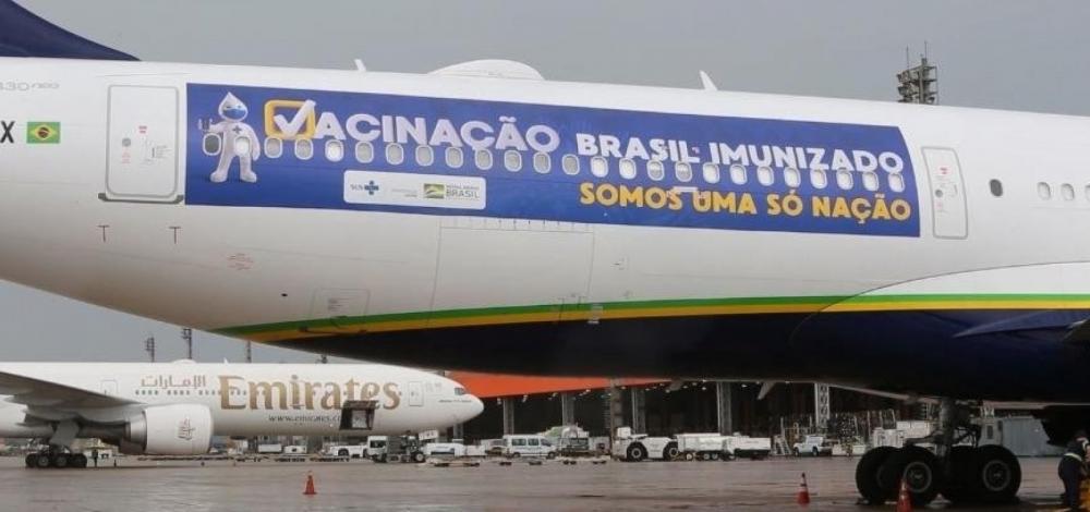 Governo decide usar avião que buscaria vacinas na Índia para entrega de oxigênio em Manaus