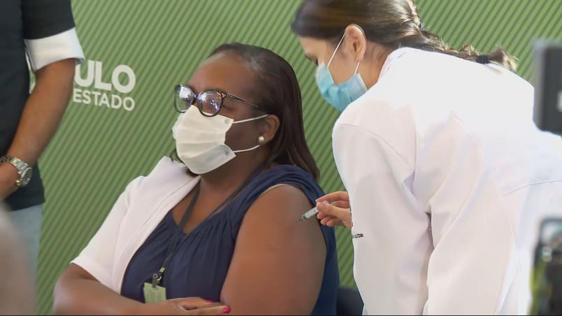 Enfermeira é a primeira pessoa vacinada contra Covid-19 no Brasil