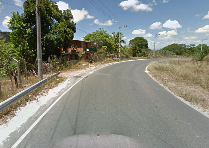 Bandido armado intercepta micro-ônibus e saqueia passageiros em Amado Bahia 